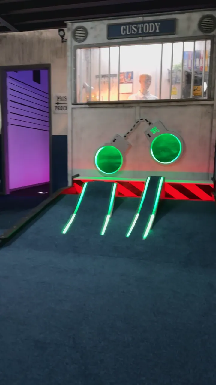Un trou devant un guichet de garde-à-vue, rampes lumineuses au sol