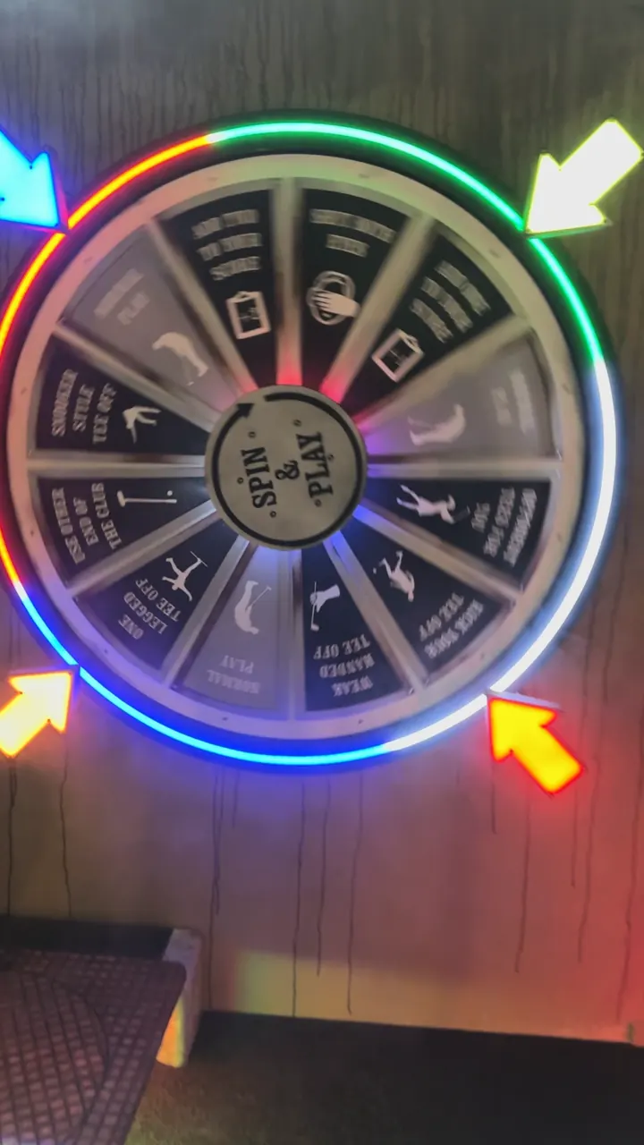 La roue « Spin & Play » d'un trou de Prison Golf, entourée de néons