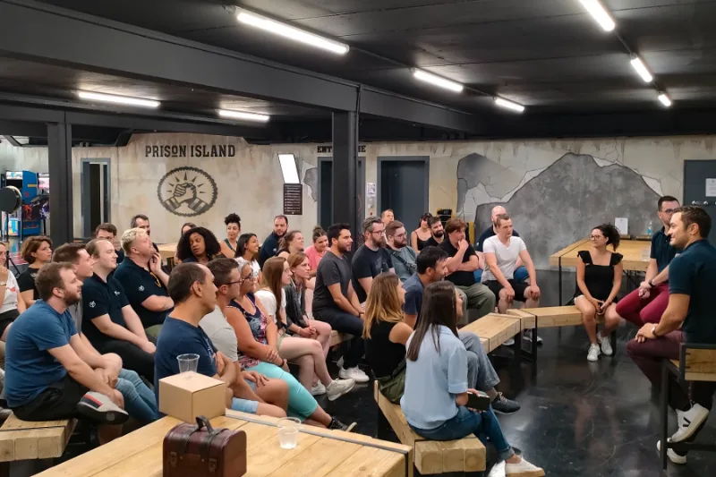Une trentaine de joueurs rassemblés sur les bancs avant le briefing