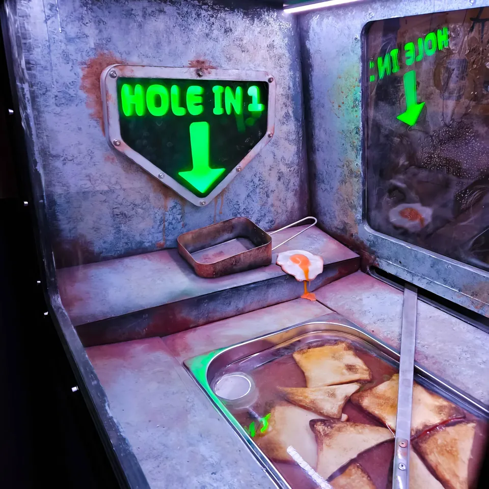 Un trou de Prison Golf : panneau « Hole in 1 » au-dessus d'une plaque d'égout